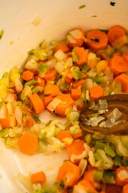 Hollanda usulü fırında kluski şehriyeli tavuk çorbası pişirmek..