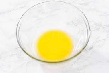 Tezgahta erimiş tuzsuz tereyağı çubukları.