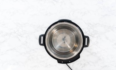 Düz yatıyordu. Düdüklü tencerede kabuksuz haşlanmış yumurta pişir..