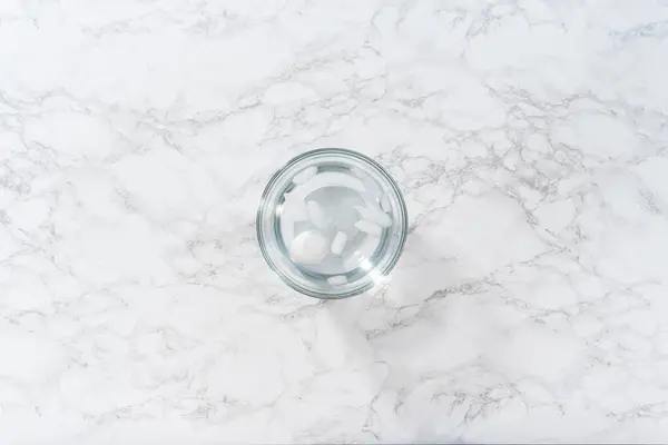 Kylning Hårdkokta Ägg Glasskål Med Kallt Vatten Och Isbitar — Stockfoto