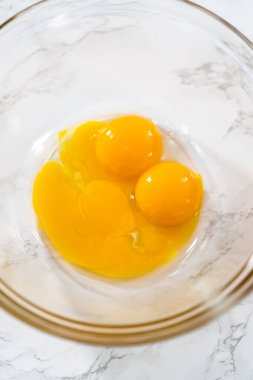 Limon jöleli limonlu kurabiye. Islak malzemeleri büyük bir bardakta karıştırıp limonlu kurabiye pişirmek için karıştırıyorum..