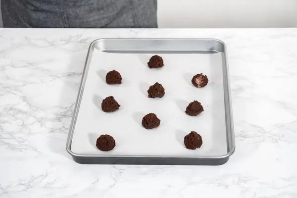 Naneli Beyaz Çikolatalı Kurabiyeler Pişirmek Için Parşömen Kağıdıyla Kaplı Küçük — Stok fotoğraf