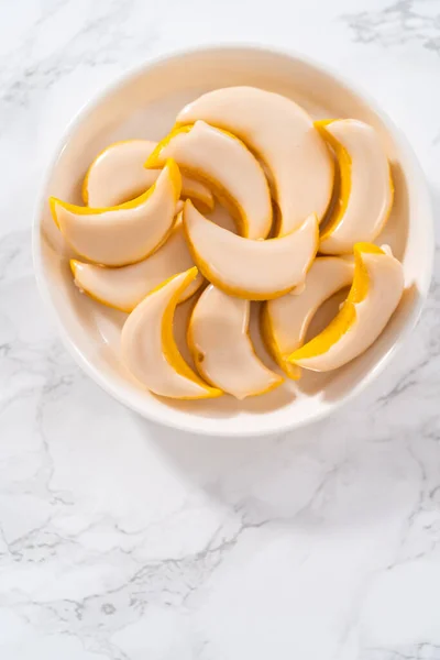 Cytrynowe Ciasteczka Cytrynową Polewą Świeżo Upieczone Cytrynowe Ciasteczka Polewą Cytrynową — Zdjęcie stockowe