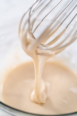 Limon jöleli. Limon jölesi yapmak için malzemeleri cam bir kapta çırpma kabıyla karıştırıyorum..