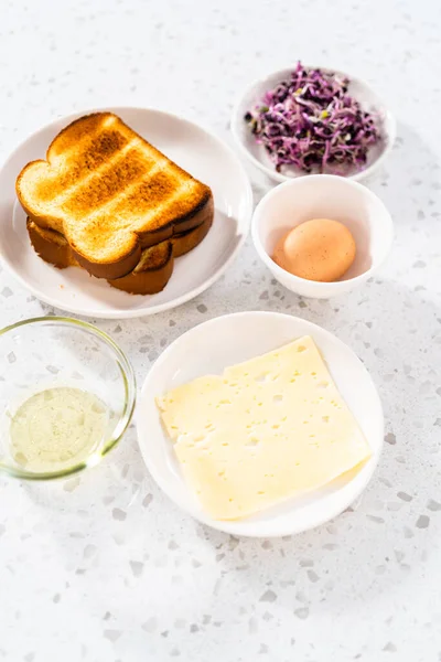 朝の卵ともやしのサンドイッチを作るためにガラス混合ボウルで測定成分 — ストック写真