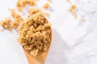 Açık kahverengi şeker mermer tezgahın üstünde.