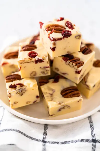 Beyaz seramik tabakta ev yapımı beyaz çikolatalı fındıklı şekerleme parçaları..