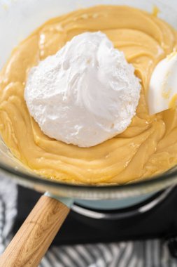 Çikolata parçacıkları ve diğer malzemeleri kaynayan suyun üzerinde karıştırarak mısır şekeri hazırlamak..