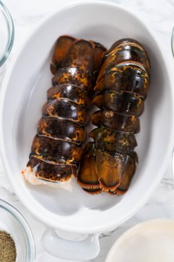 Düz yatıyordu. Sarımsaklı ıstakoz kuyruğu hazırlamak için cam karışımında ölçülmüş malzemeler..