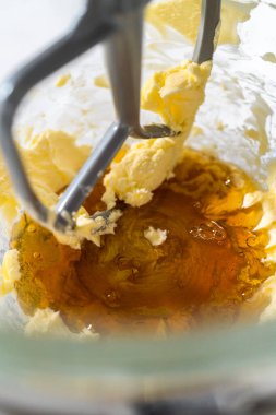 Yumuşak yulaflı kuru üzümlü cevizli kurabiyeler pişirmek için mutfak tezgahında karışımlar hazırlıyorum..