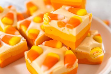 Beyaz tabakta ev yapımı mısır şekerlemesi parçaları..