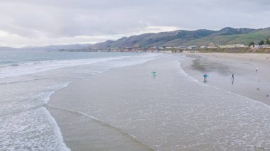 Pismo Beach, California, ABD-5 Aralık 2022-Pismo Beach 2022 ISA Dünya Para Sörf Şampiyonası 'na ev sahipliği yaptı..