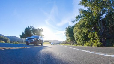 Los Angeles, California, ABD-4 Aralık 2022-POV-Basking güneşli bir kış gününün güzelliği altında, Las Cruces, Kaliforniya yakınlarındaki HWY 1 'de sürüş harika manzaralar sunuyor.