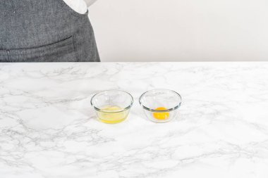 Yumurta akını ve yumurta sarısını küçük kaselere ayırmak.