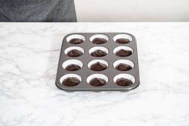 Kek hamuru ile kek hamuru kepçesiyle kek kalıplarına kakalamak naneli kek pişirmek için..