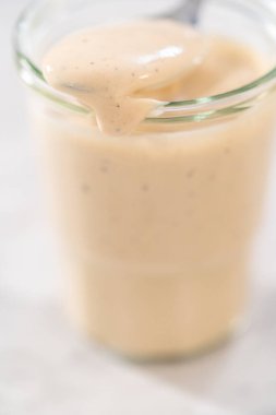 Mutfak tezgahında cam kavanozda ev yapımı İsveç köftesi sosu..