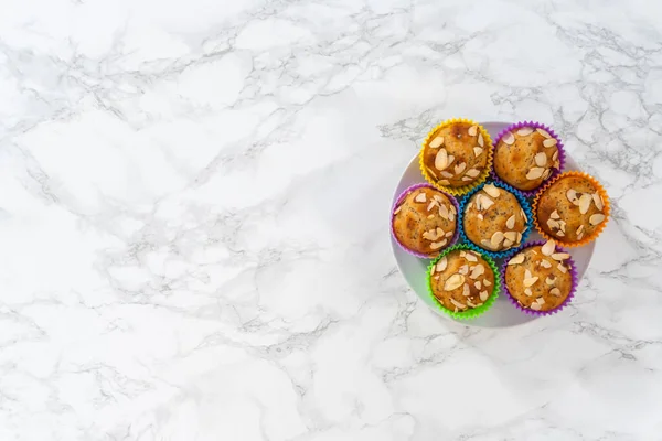 Ležel Čerstvě Upečené Citrónové Makové Muffiny Zdobené Mandlovými Vločkami Kuchyňské — Stock fotografie
