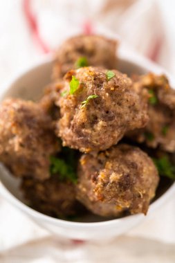 Ev yapımı fırında pişmiş köfteler bardakta servis ediliyor..