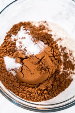 Kuru malzemeleri büyük bir bardakta karıştırıp sevgililer günü için çikolatalı kurabiyelerle çikolatalı kalpleri karıştırıyorum..