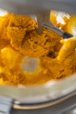 Limon jöleli limonlu kurabiye. Limon dilimleri ve limon jöleli kurabiyeler pişirmek için mutfak mikserinde malzemeler karıştırılıyor..