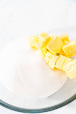 Kırmızı kadife kek ve krem peynir jöleli kek yapmak için büyük bir bardakta karıştırma malzemesi..