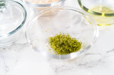 Cilantro Lime Rice. Kişniş limonlu pilav hazırlamak için cam karışımında ölçülmüş malzemeler..