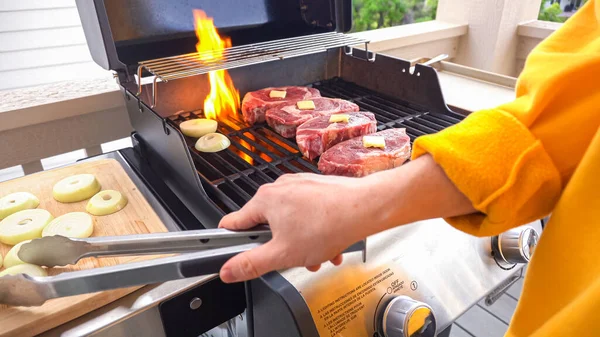 Outdoor Two Burner Gas Grill Put Good Use Sizzling Sound — Stock Photo, Image