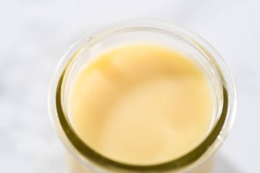 Küçük cam bir kavanozda beyaz çikolatalı ganache..