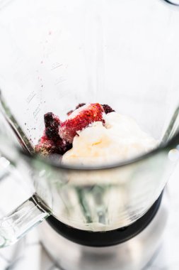 Karışık meyve suyu hazırlamak için mutfak blendırında malzemeler karıştırılıyor..