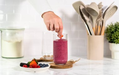 Taze meyve suyu ve taze böğürtlenli süsleme..