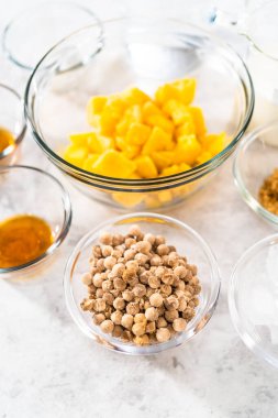 Düz yatıyordu. Mango boba smoothie hazırlamak için cam karıştırma kabında ölçülmüş malzemeler..