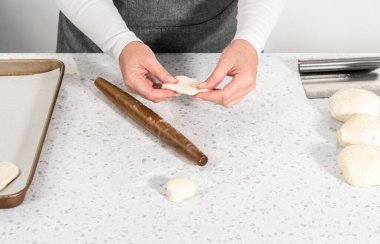 Fransız merdanesiyle yuvarlanan ekmek hamuru naan dippers pişirmek için.