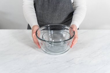 Mutfak tezgahında kek pişirmek için mutfak aletleri..