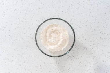 Düz yatıyordu. Kuru malzemeyi büyük bir bardakta çırpma kabıyla karıştırarak naan dippers pişiriyorum..