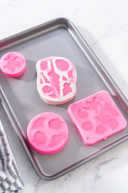 Çikolata soslu krakerleri süslemek için deniz şeklinde çikolata yapıyorum..