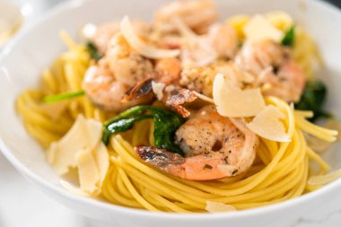 Beyaz seramik kaselerde ıspanaklı sarımsaklı karides makarnası servis ediyorum..