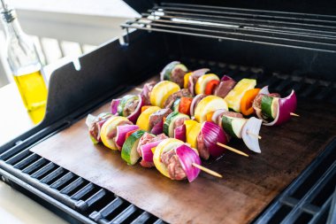 Şiş biftek ve taze sebzeler ızgaranın üzerinde ızgara gibi pişiyor..