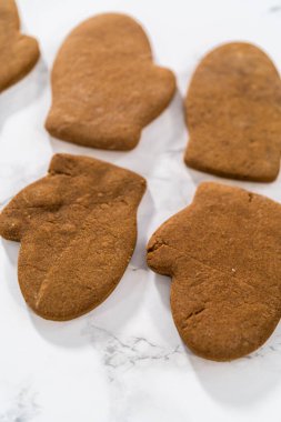 Noel kurabiyelerini kraliyet kremalı süslemek..