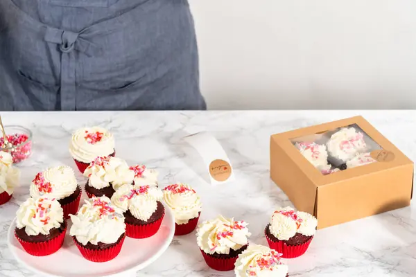 Packaging Freshly Baked Red Velvet Cupcakes White Chocolate Ganache Frosting — Stock Photo, Image