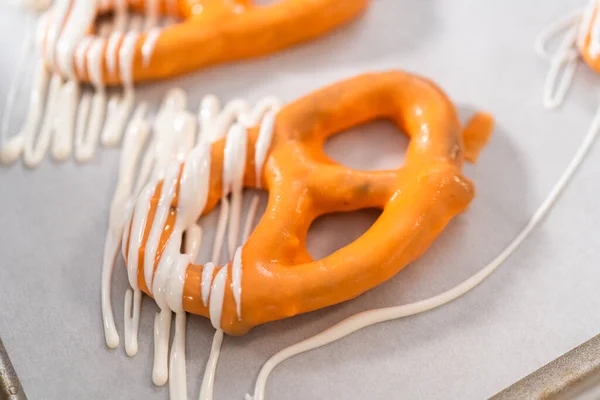 Drizzling Melted Chocolate Chocolate Dipped Pretzels Twists — Stock Photo, Image