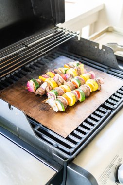 Şiş biftek ve taze sebzeler ızgaranın üzerinde ızgara gibi pişiyor..