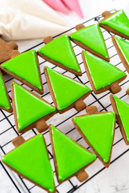 Noel kurabiyelerini kraliyet kremalı süslemek..