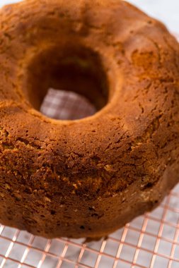 Mutfak tezgahında taze pişmiş yumurtalı kek..