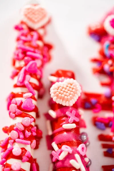 Čokoládové Preclíkové Tyčinky Zdobené Srdíčky Valentýna — Stock fotografie