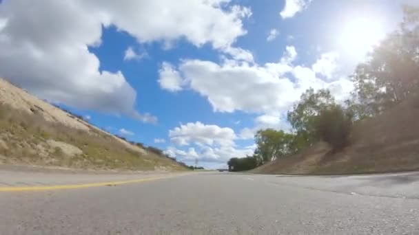 Vehículo Está Navegando Largo Autopista Cuyama Bajo Sol Brillante Paisaje — Vídeo de stock