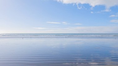 Pismo Sahili, kış günlerinde oldukça boş. Geniş kumlu sahili ve dalgaların rahatlatıcı sesleriyle huzurlu ve huzurlu bir atmosfer sunuyor..