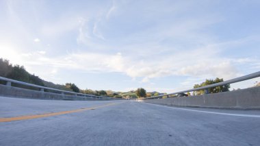 Güneşli bir kış gününün güzelliğiyle Las Cruces yakınlarındaki HWY 1 'de gezinen Kaliforniya, berrak mavi gökyüzünün arka planına karşı fevkalade kıyı manzarası sunuyor..