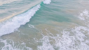 Güneş batarken Pismo Sahili, içi boş, kumlu kumlu, altın renklerle dolu büyüleyici bir kış harikalar diyarına dönüşüyor. Dalgaların huzur veren sesleri,