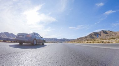 HWY 15, California, ABD-3 Aralık 2022 Nevada 'dan Kaliforniya' ya bir yolculuğa çıkan, gün içinde 15. otoyolda araba kullanan eyaletler arasında manzaralı manzaralar ve heyecan verici bir yolculuk sunuyor..