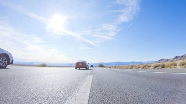 HWY 15, California, ABD-3 Aralık 2022 Nevada 'dan Kaliforniya' ya bir yolculuğa çıkan, gün içinde 15. otoyolda araba kullanan eyaletler arasında manzaralı manzaralar ve heyecan verici bir yolculuk sunuyor..